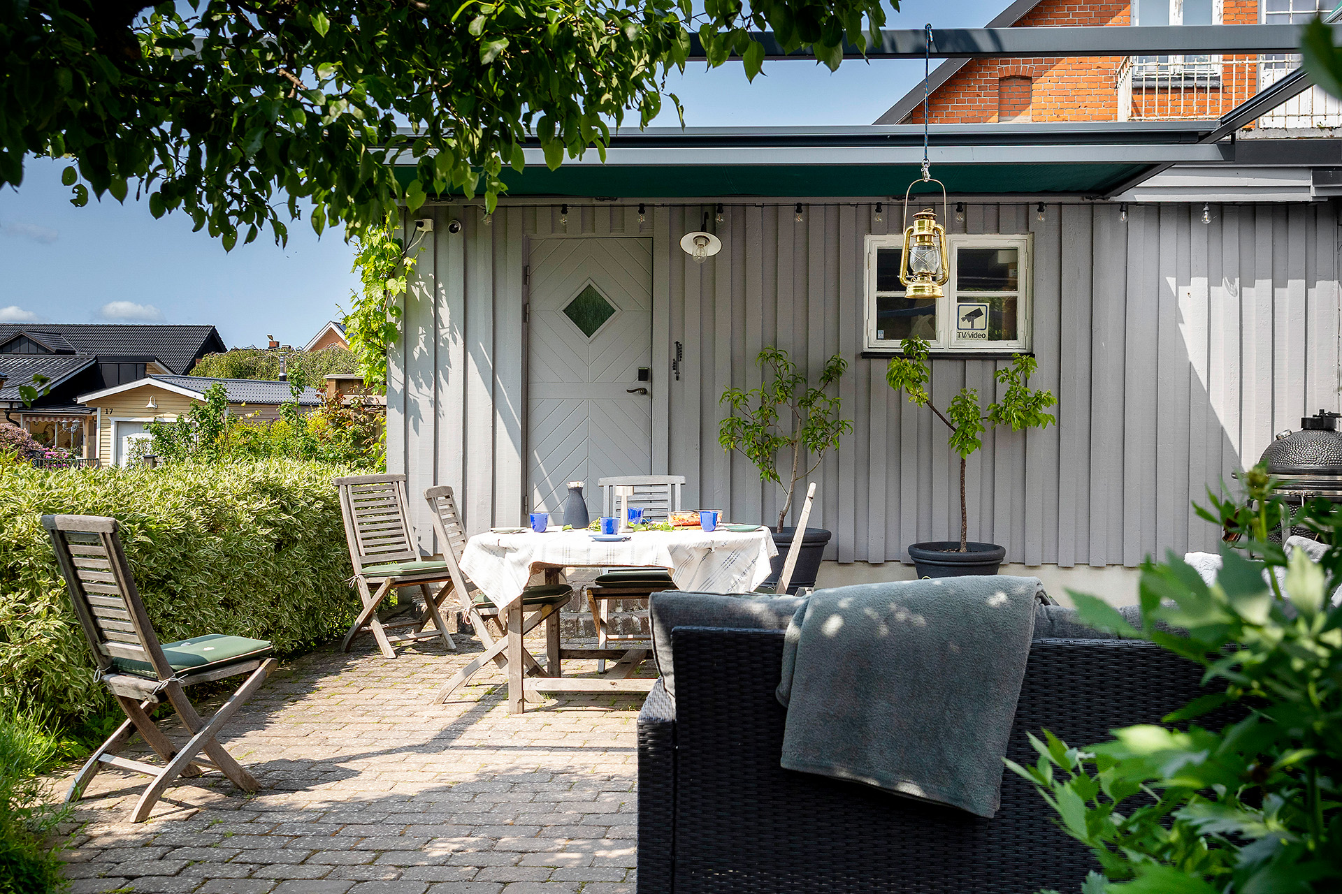 Verkstad och uteplats med utdragbar markis