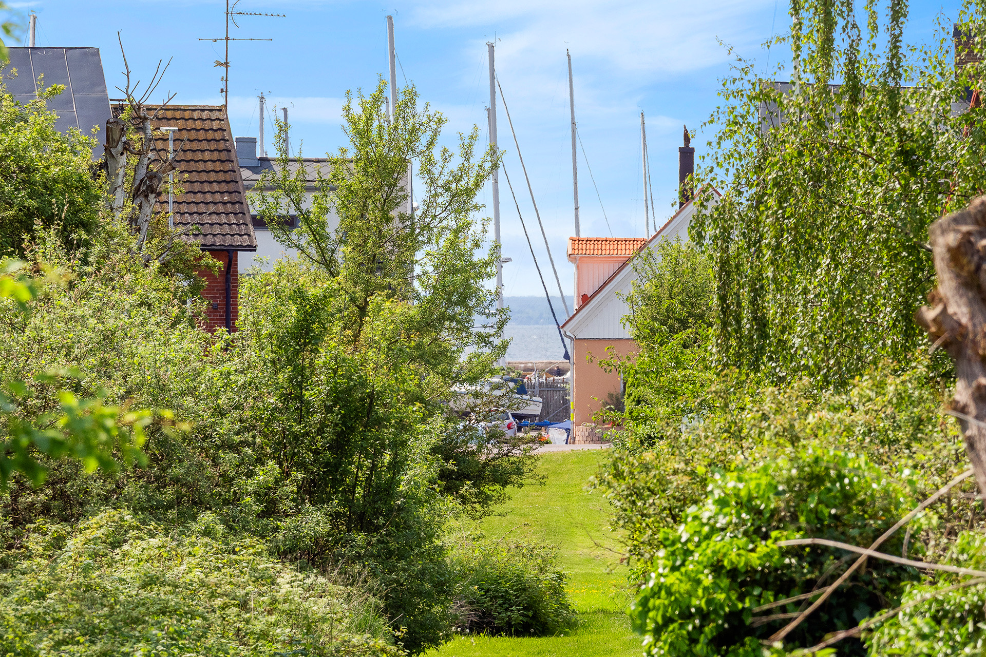Härlig gång mellan husen ner till havet