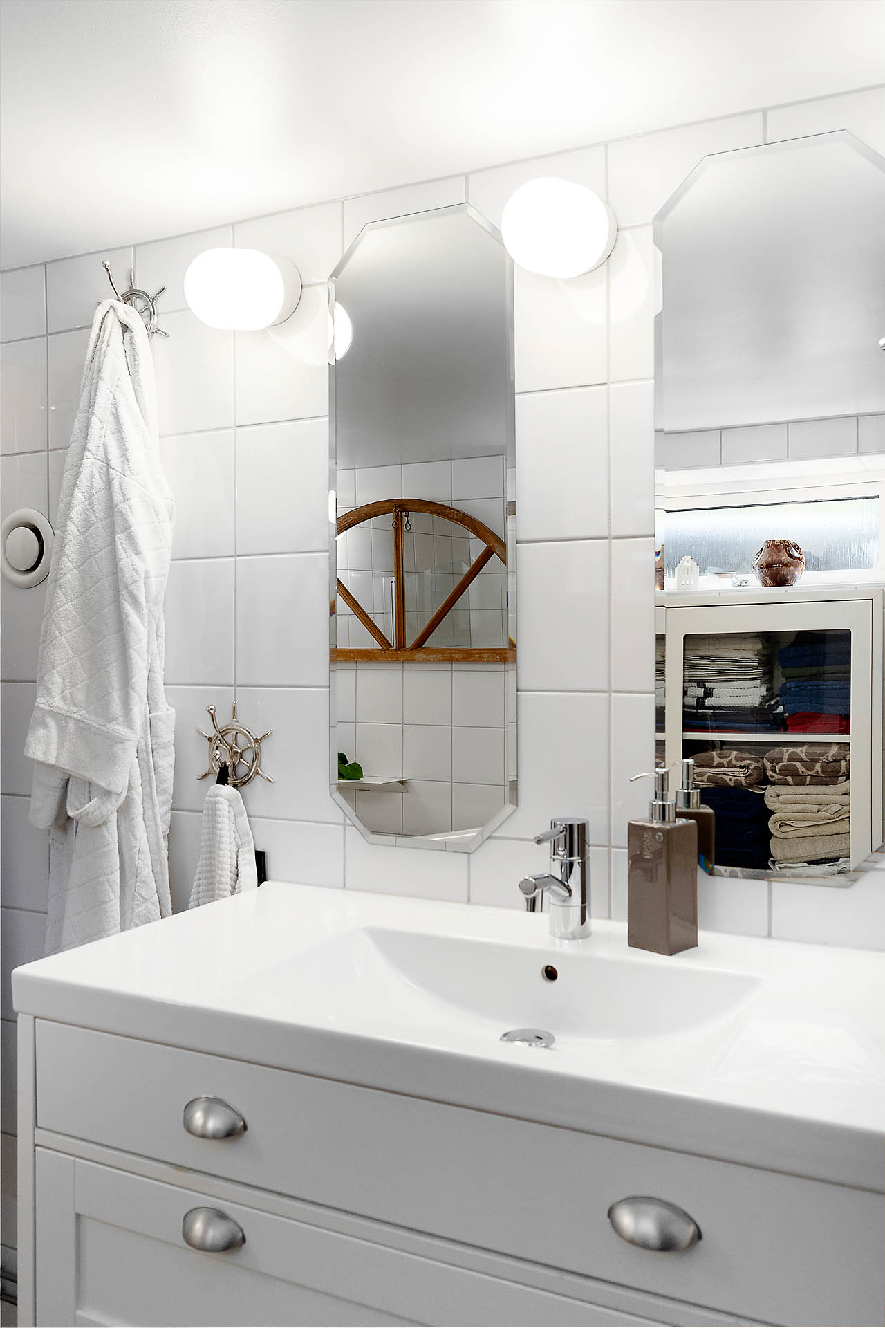 Kommod med två speglar - ett hem med detaljer