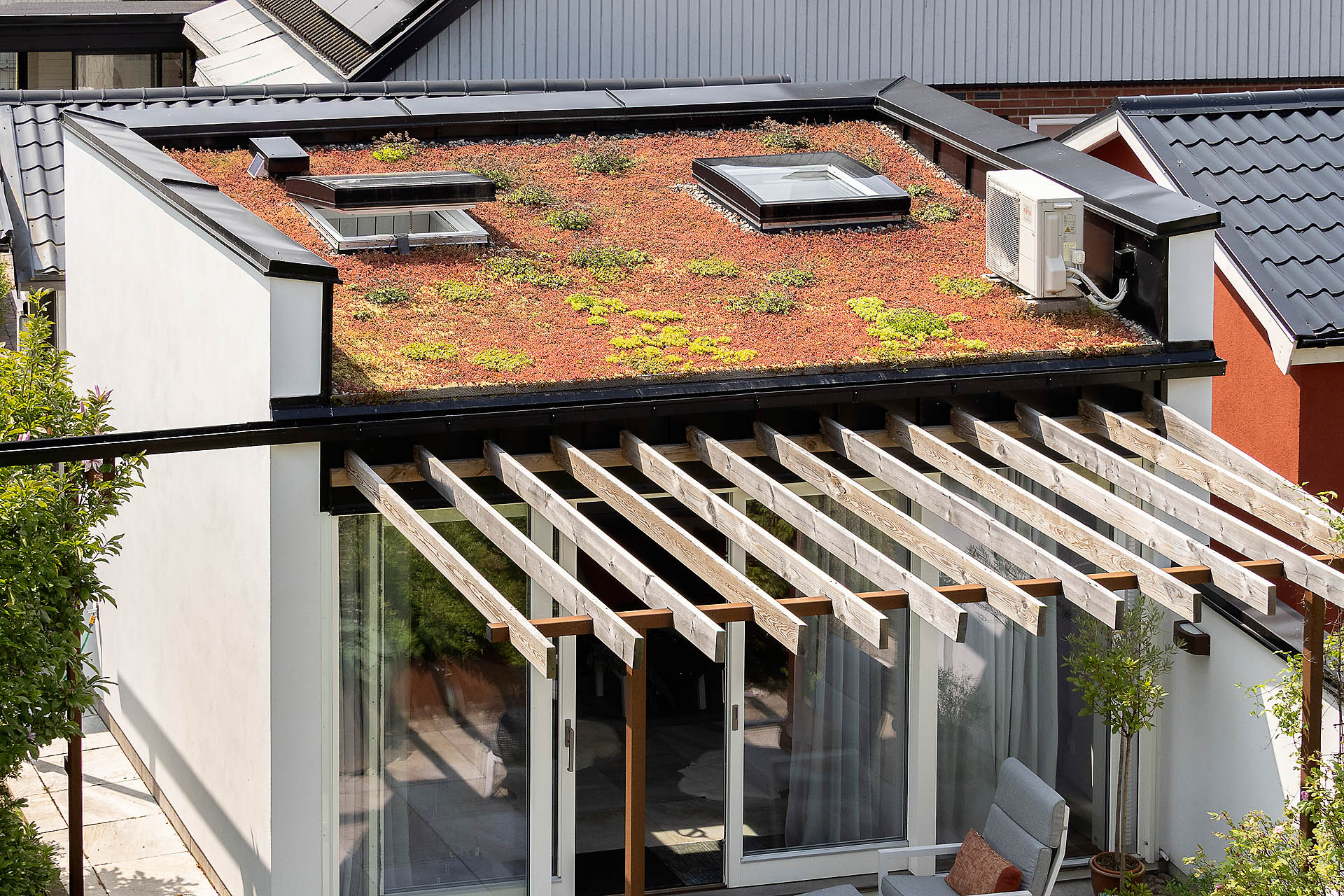 Sedumtak och takfönster på Attefallshuset