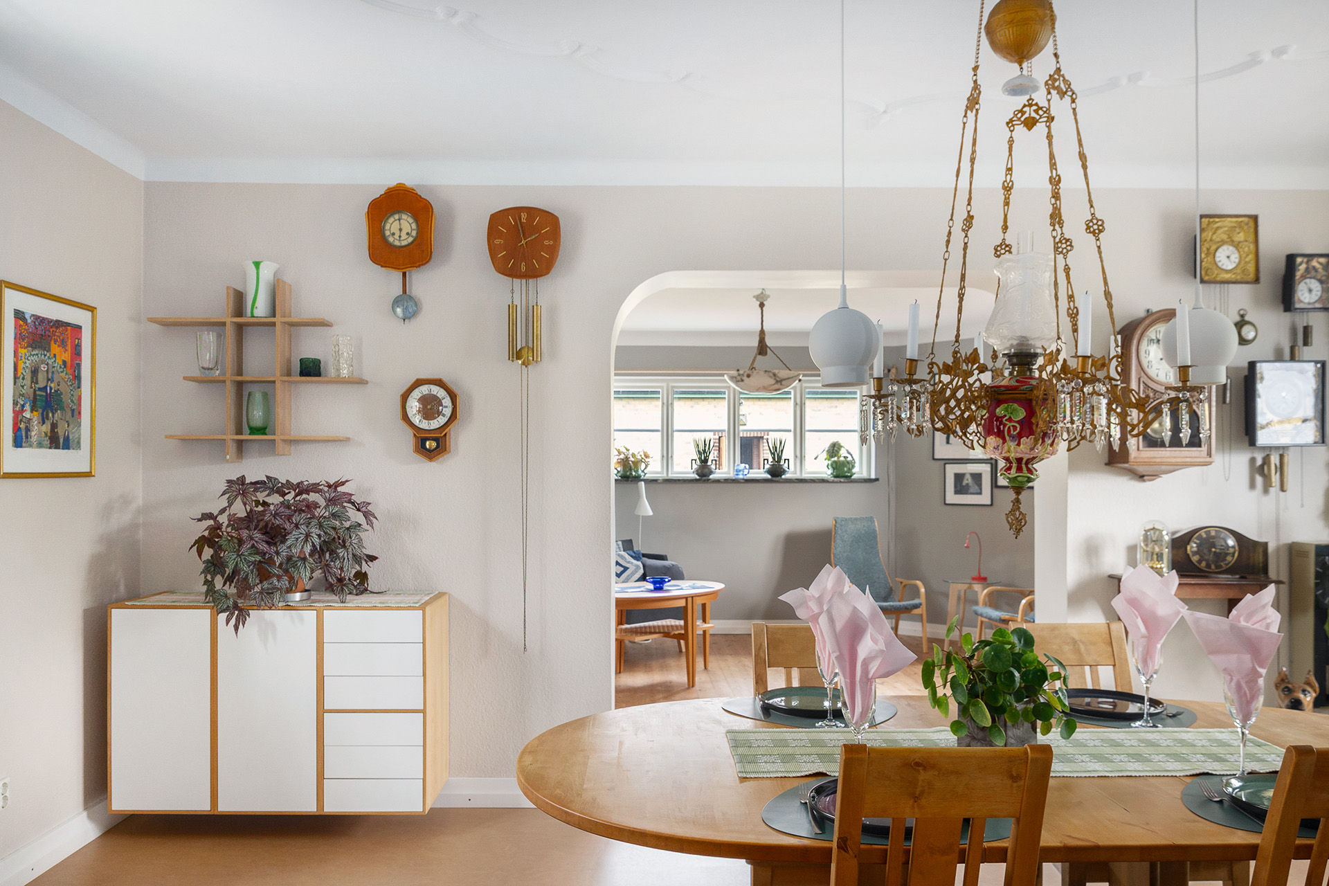 Matplats med vy mot vardagsrum