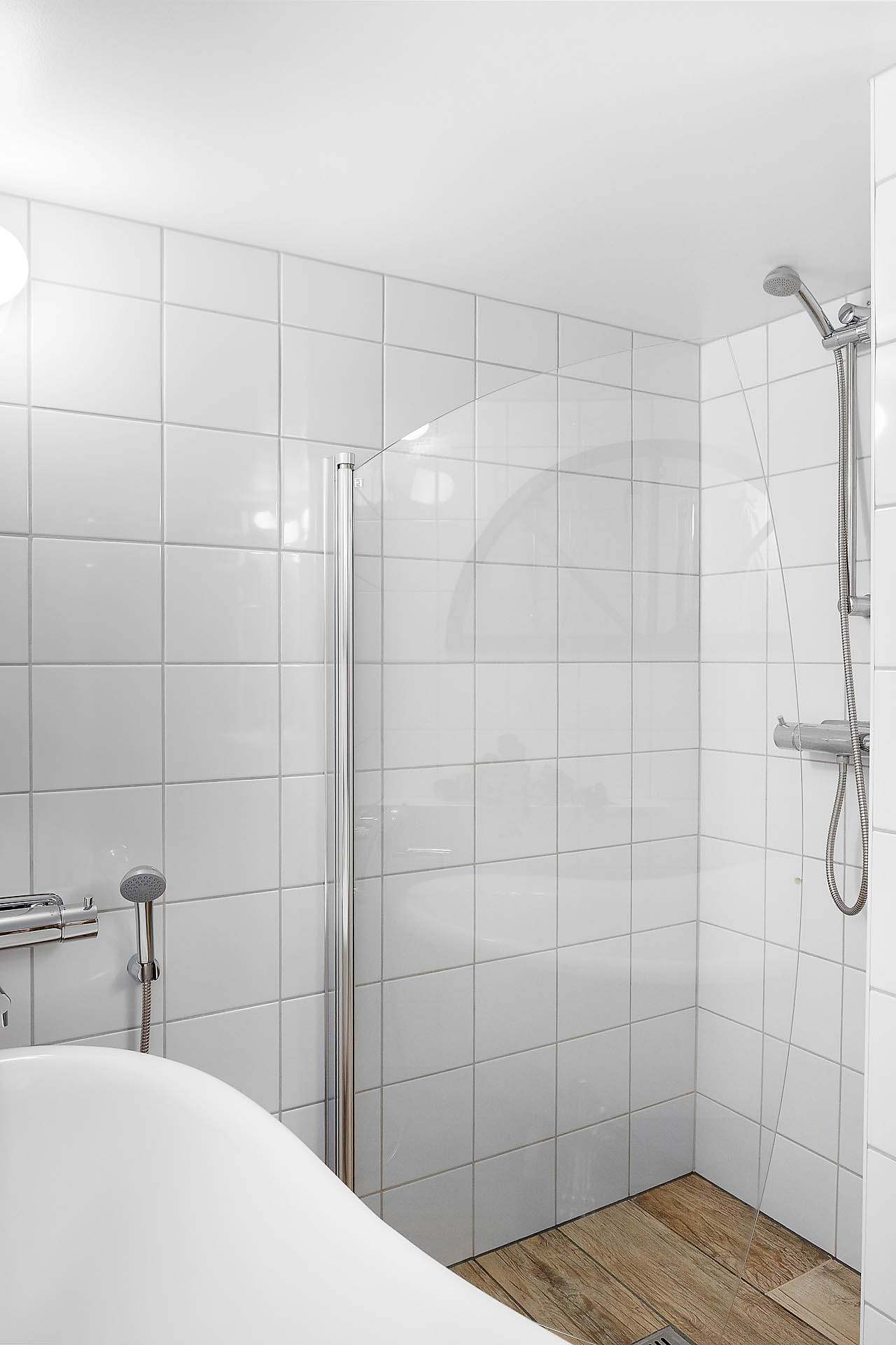 Självklart även dusch med snygg duschvägg