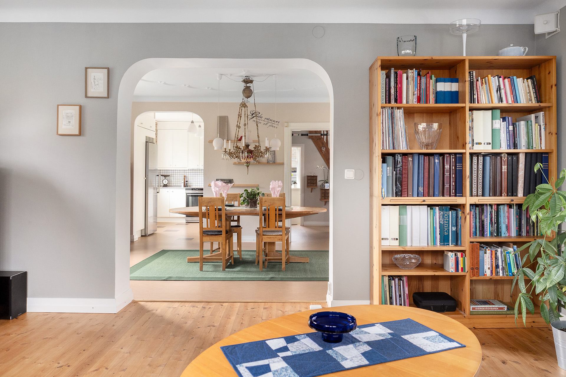 Vardagsrum med vy mot matsal och kök