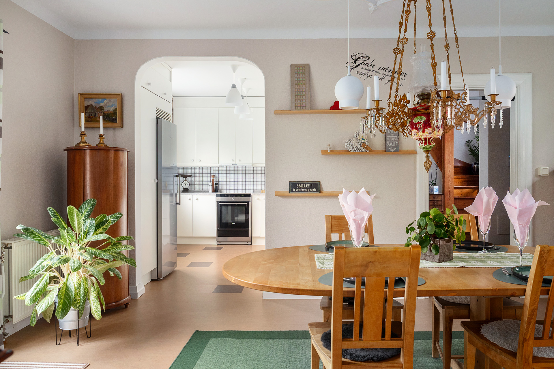 Matplats med vy mot kök