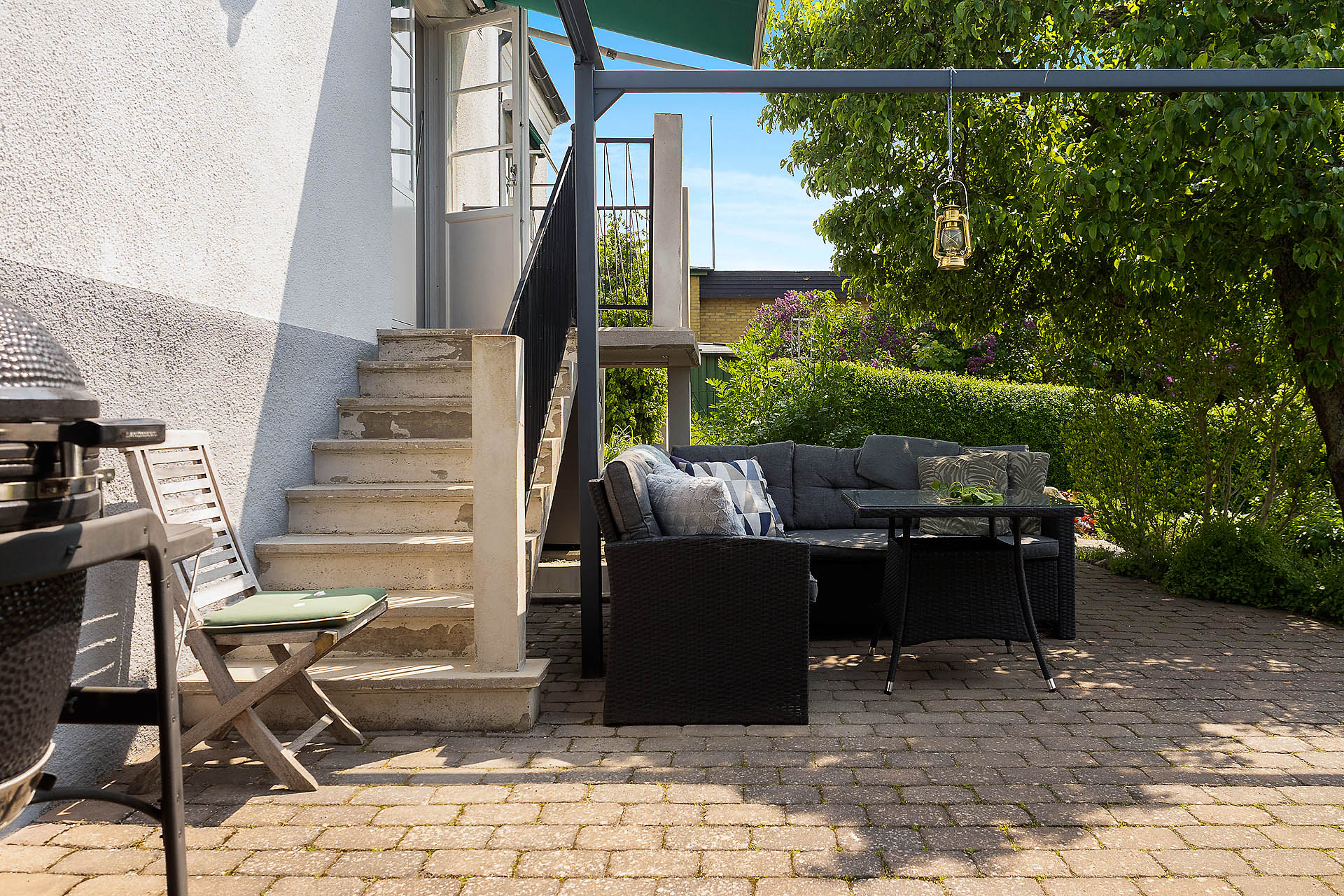 Trappa upp till fönsterdörr vid matplats