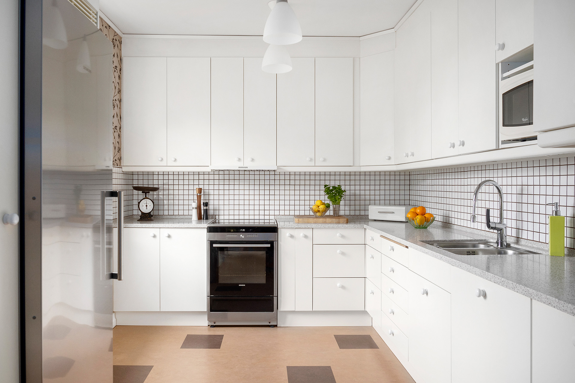 Kök med vacker och exklusiv bänkskiva Corian Pepper Ivory