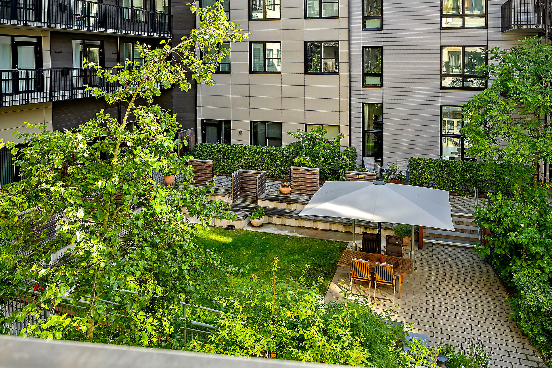 Innergården är en trappa ner