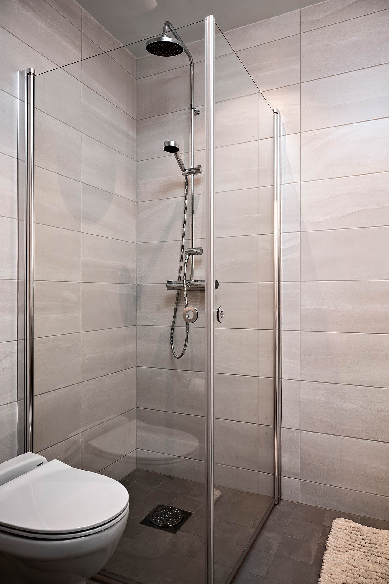 Fräscht helkaklat badrum