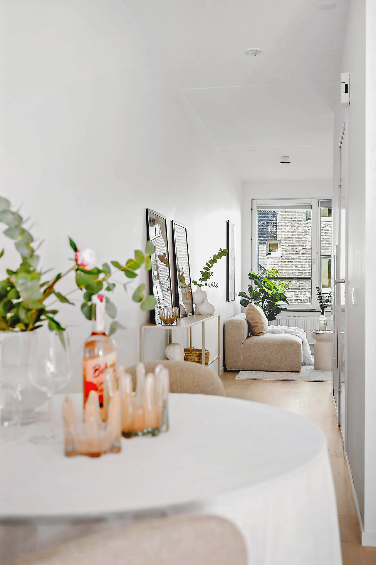 Vy från kök till vardagsrum