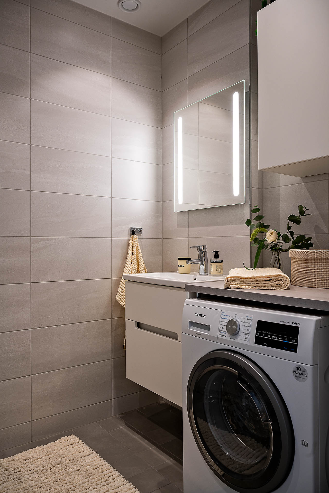 Perfekt med väggskåp ovan för kombimaskin