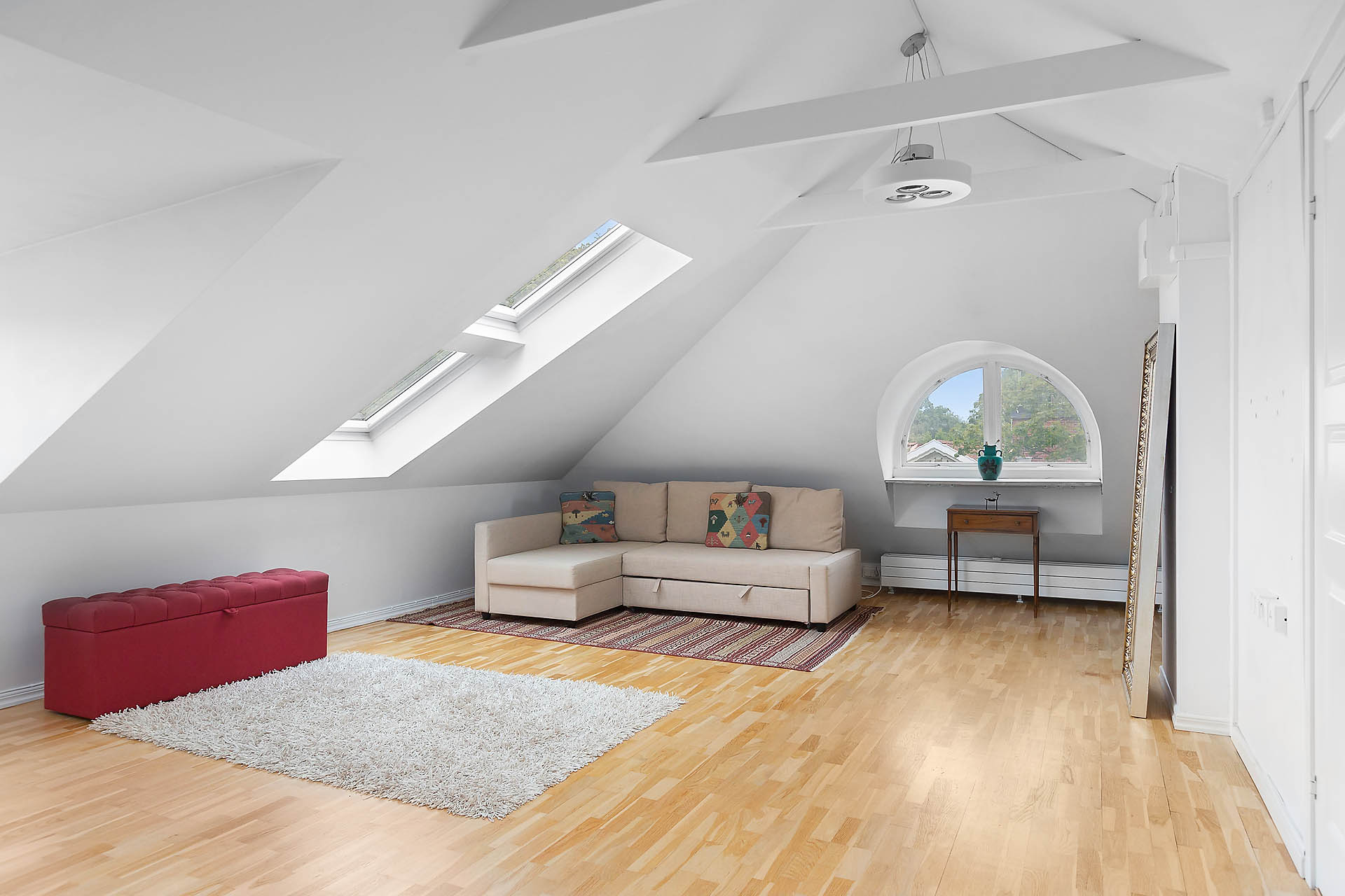 Vardagsrum med takbjälkar