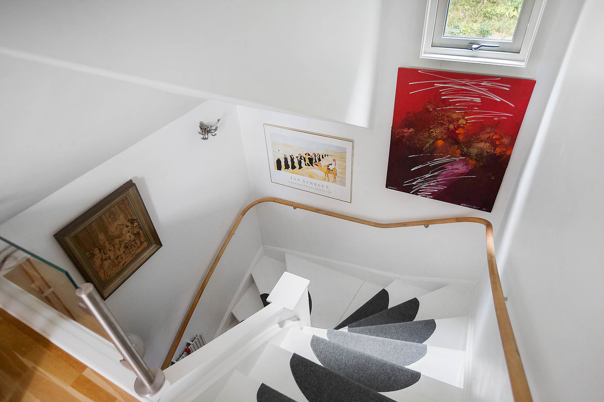 Entré med vacker trappa