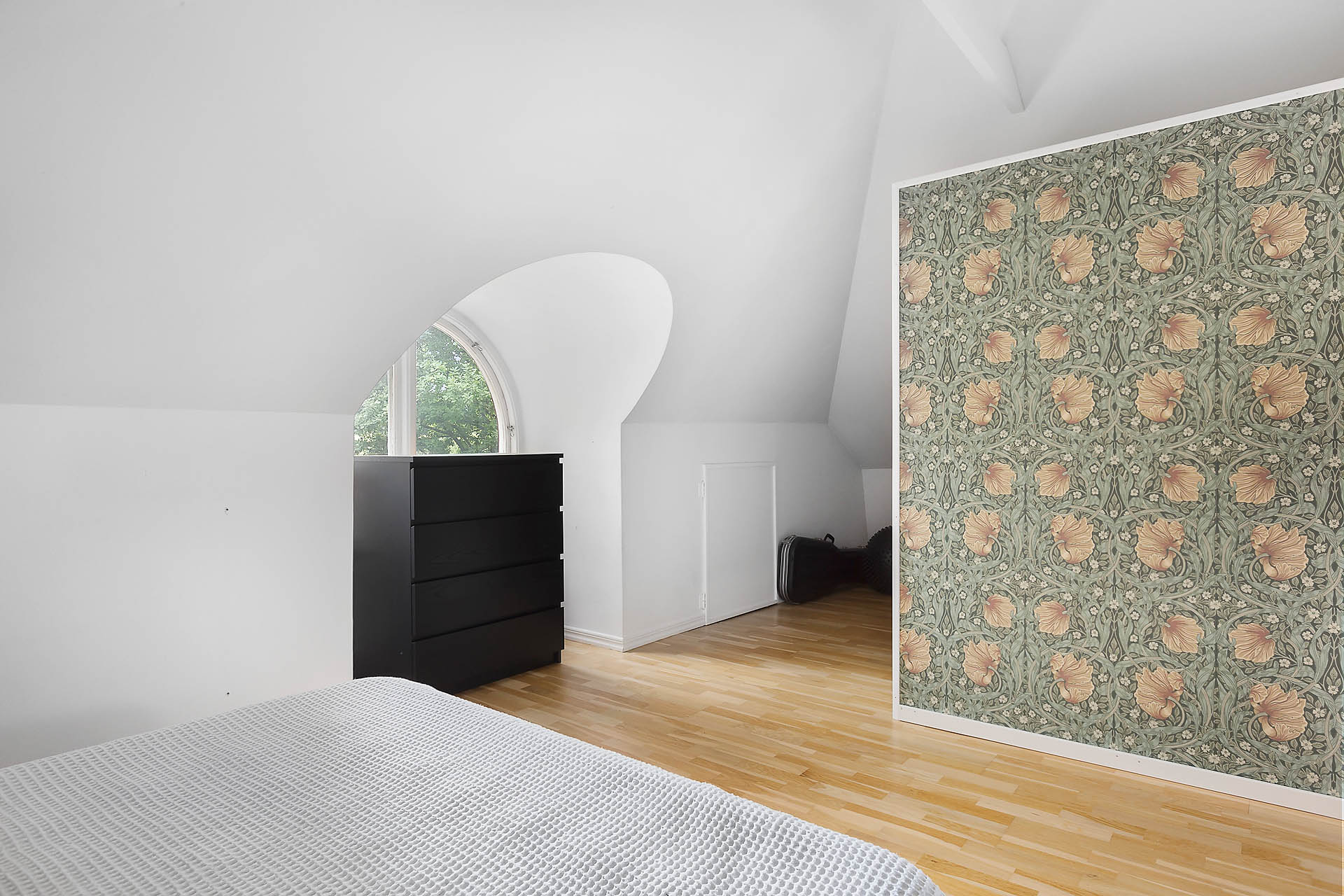 Skjutdörrsgarderob i sovrummet