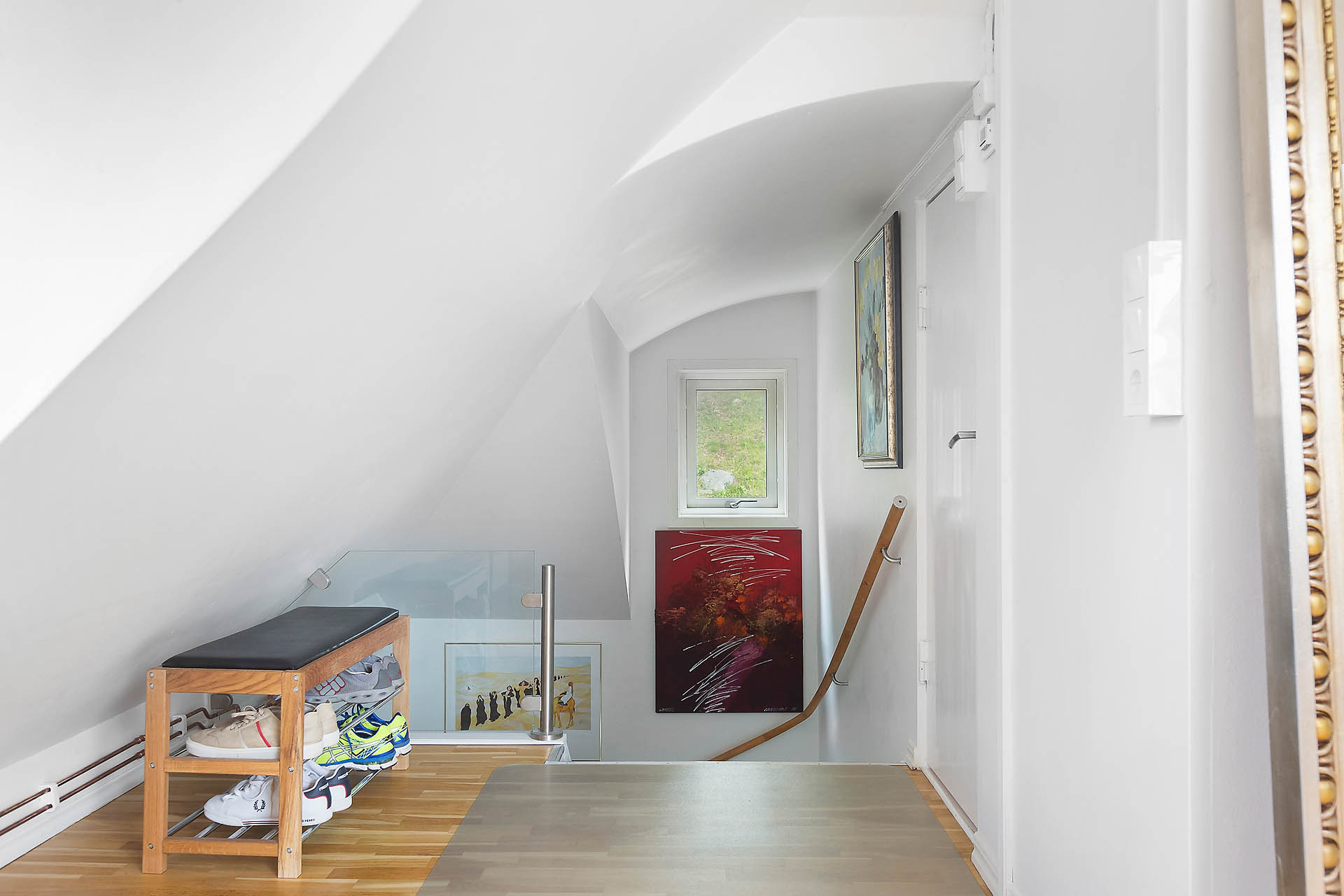 Hall med trappa från entrén