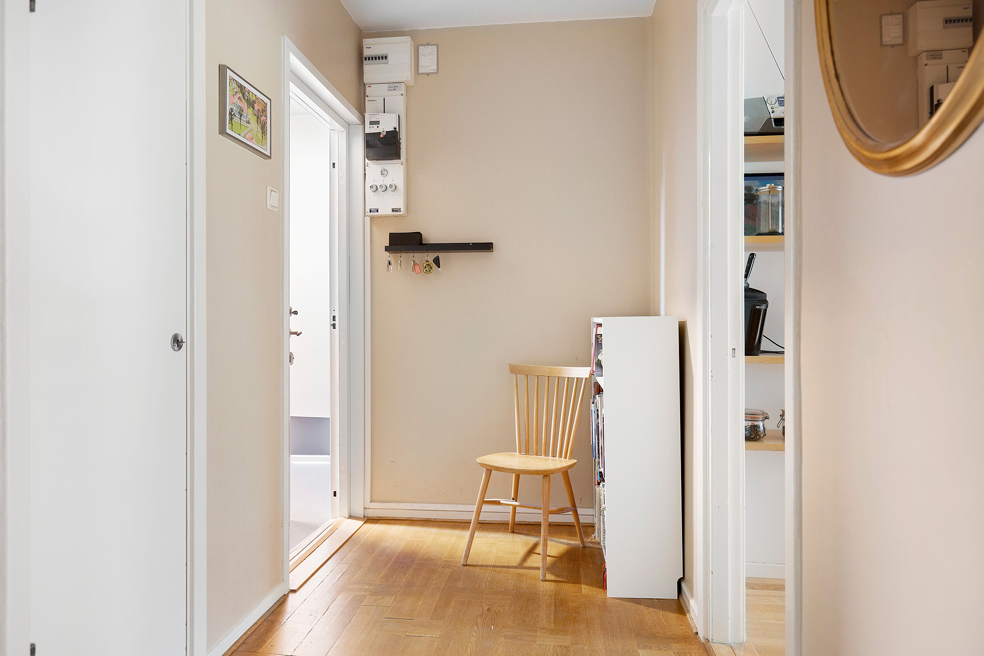 Hall med två garderober