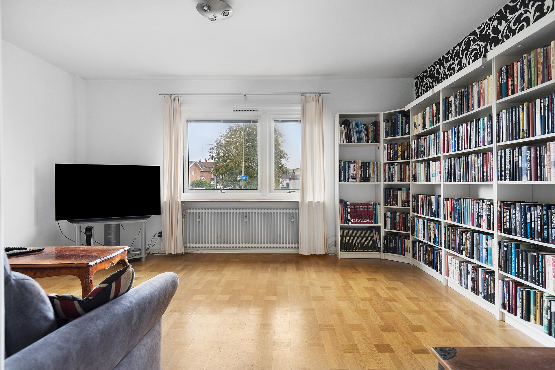 Vardagsrum med kvällssol