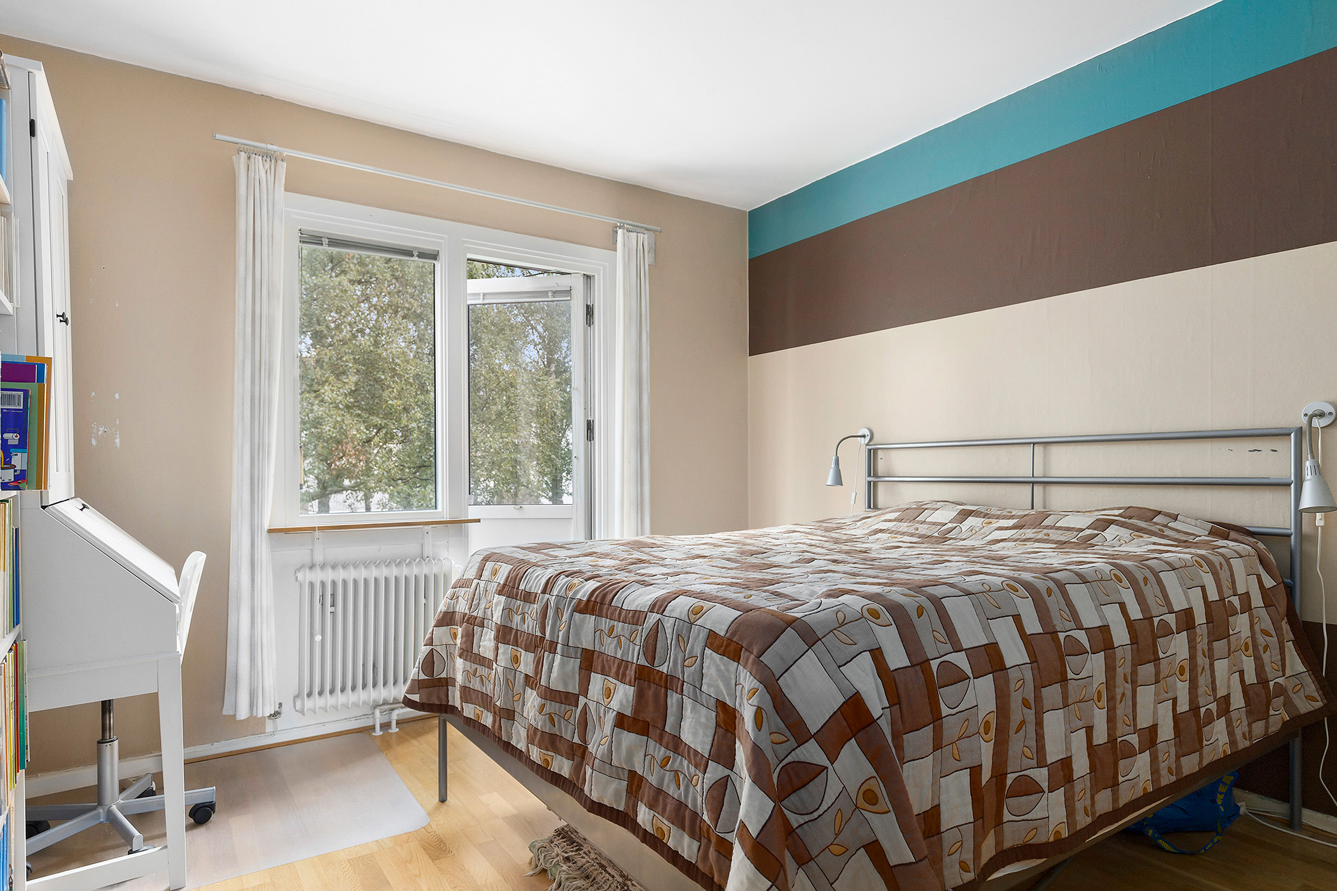 Stor dubbelsäng i sovrummet