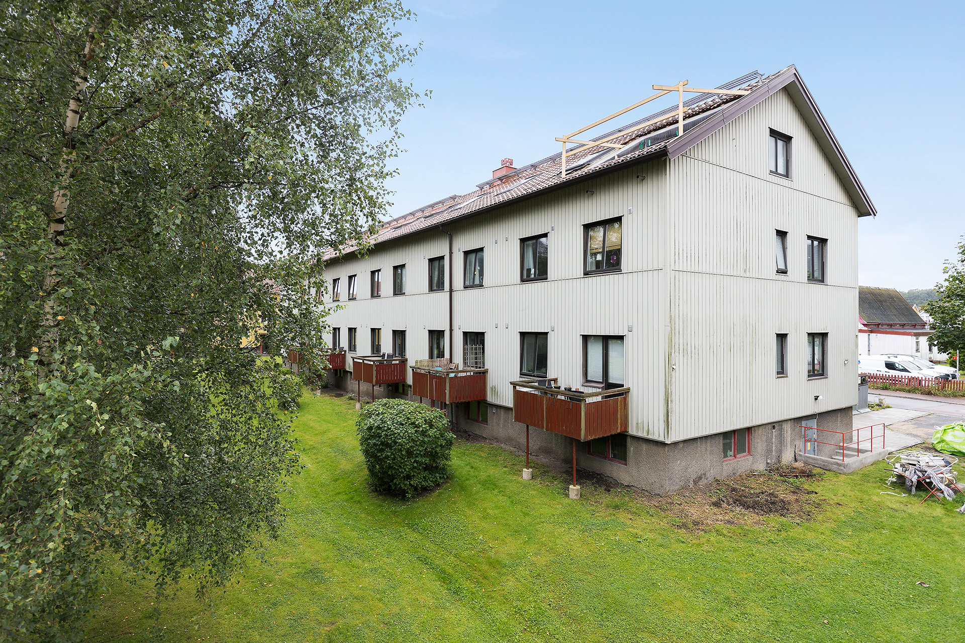 Stor gräsmatta vid huset