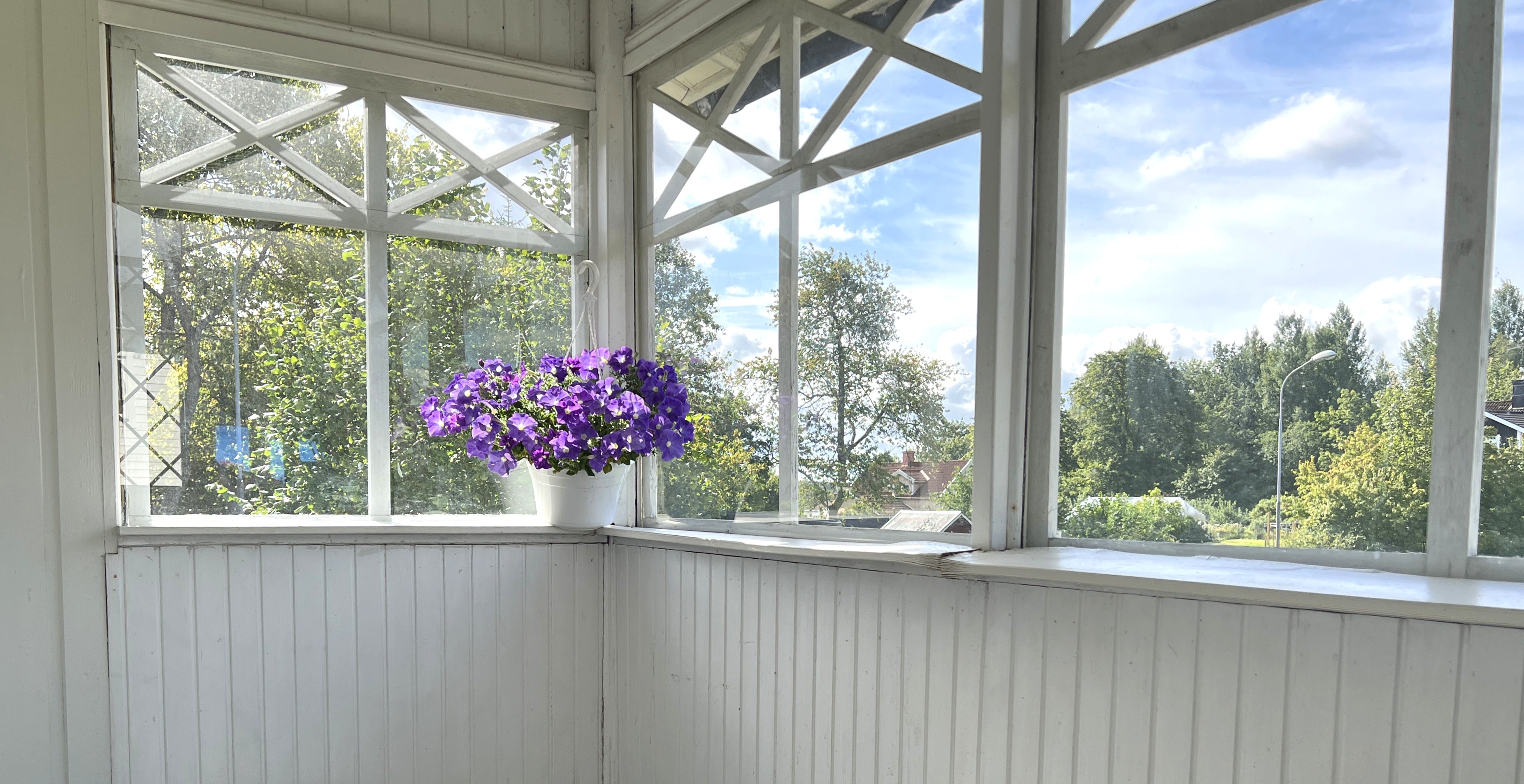 Vackra fönster i verandan
