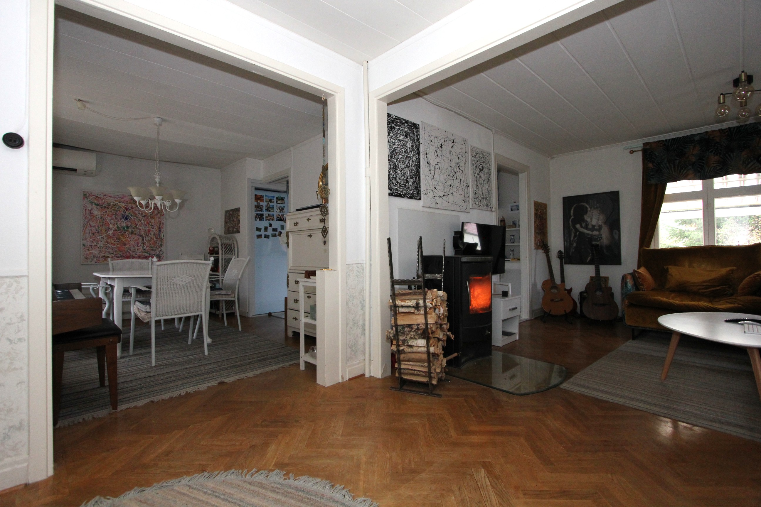 Från entrén mot matrum och vardagsrum