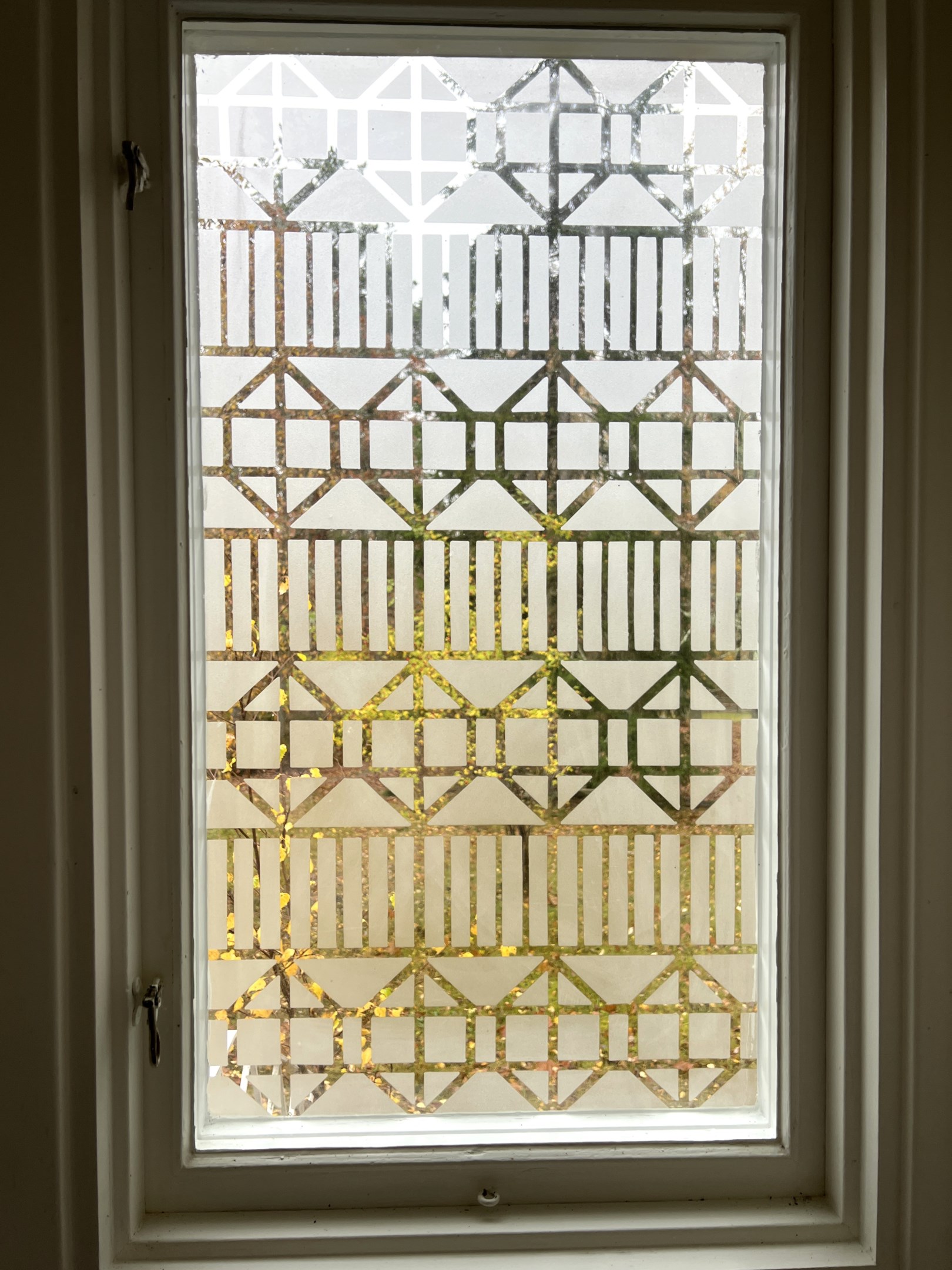 Fina mönstrade fönster