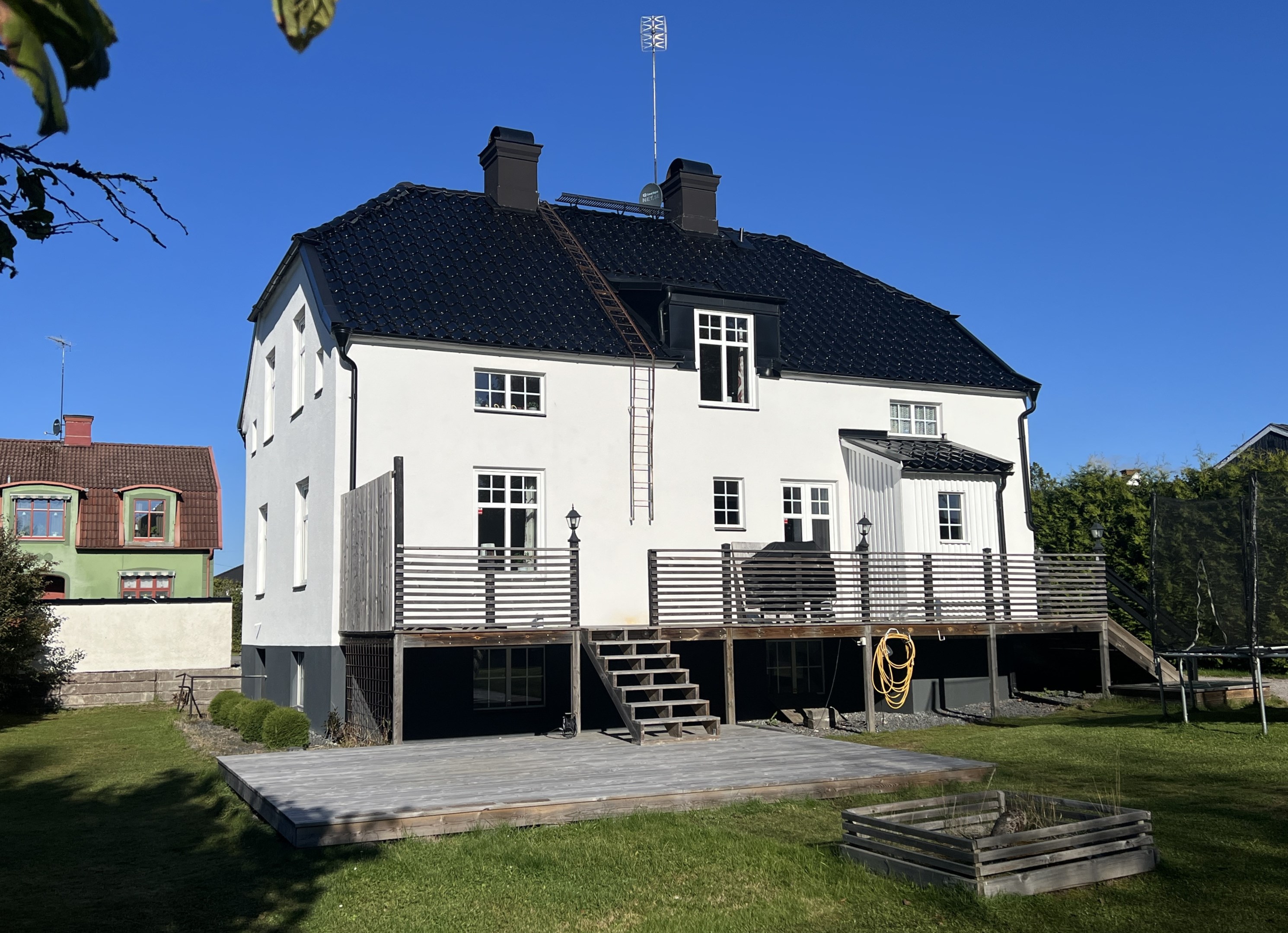 Baksida med stor altan