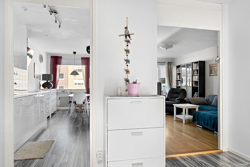 Hall mot kök och vardagsrum