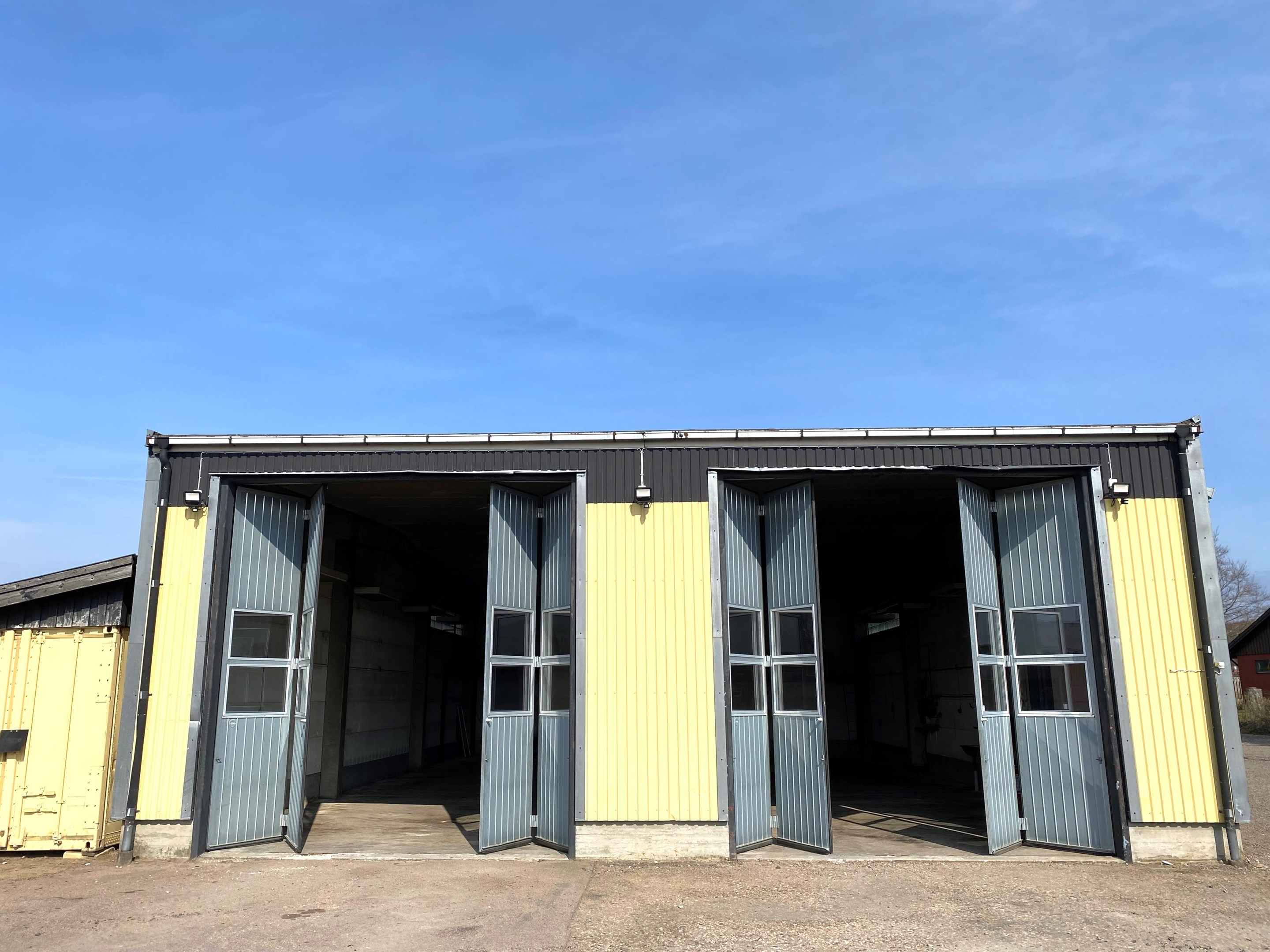 Verkstadsbyggnad med vikportar