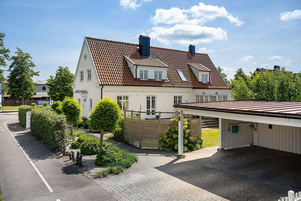 Dubbelcarport med laddstolpe