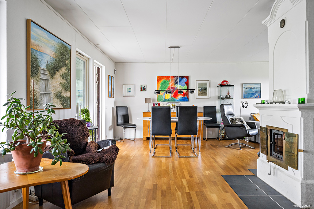 Vardagsrum med braskamin