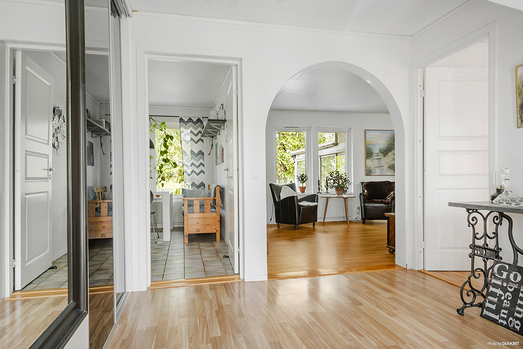 Hall mot kök och vardagsrum