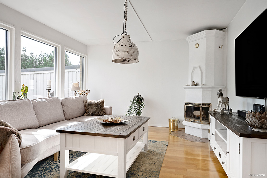 Vardagsrum med värmande braskamin