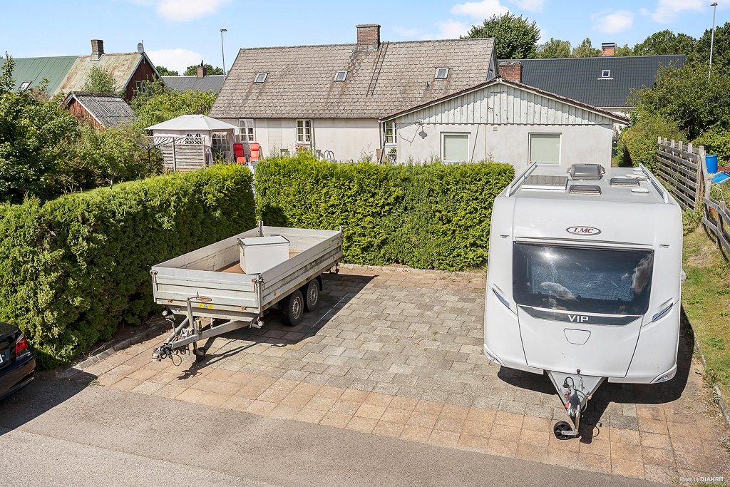 Rymlig uppfart på baksidan