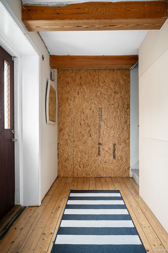 Entré mot framsidan