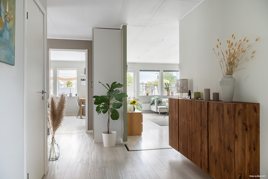 Hall mot kök och vardagsrum