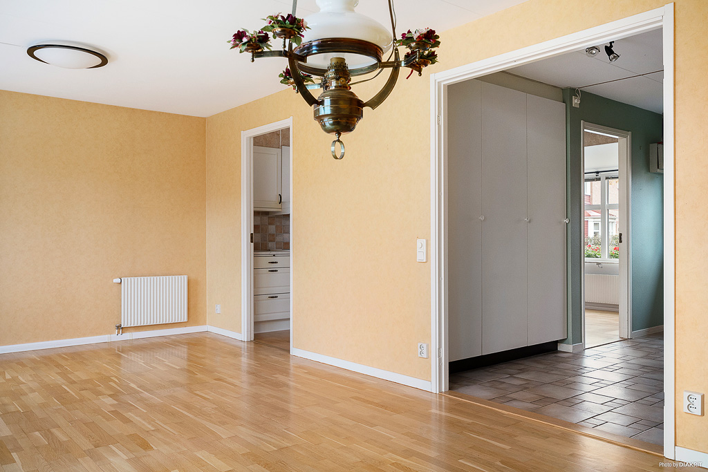 Vardagsrum mot hall och kök