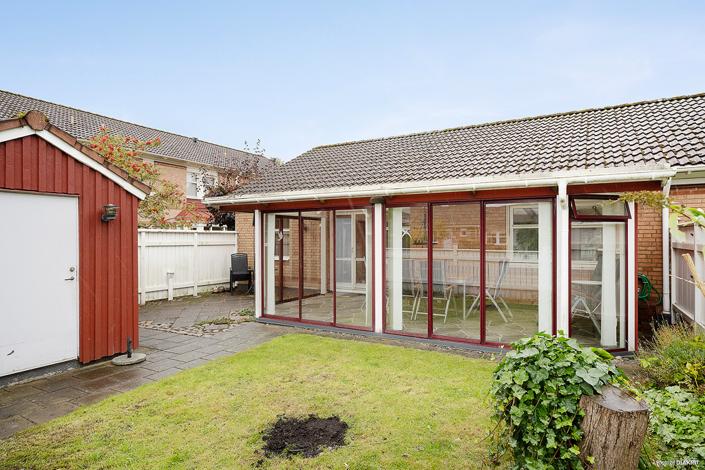 Med trädgård och uterum