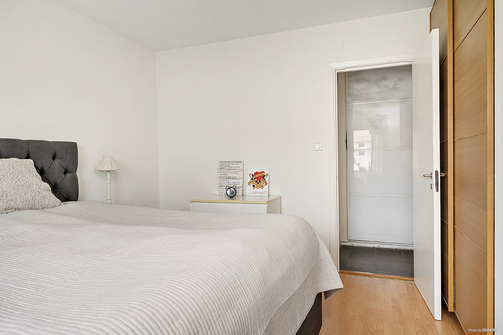 Sovrum med garderobsvägg