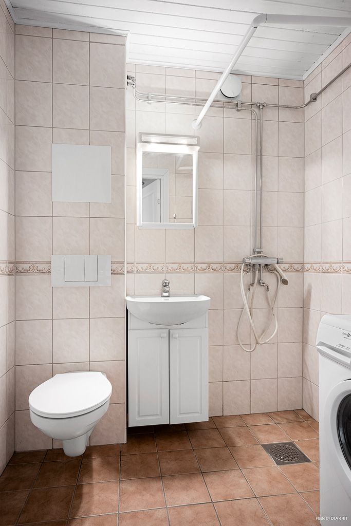 Helkaklat badrum med golvvärme och tvättmaskin