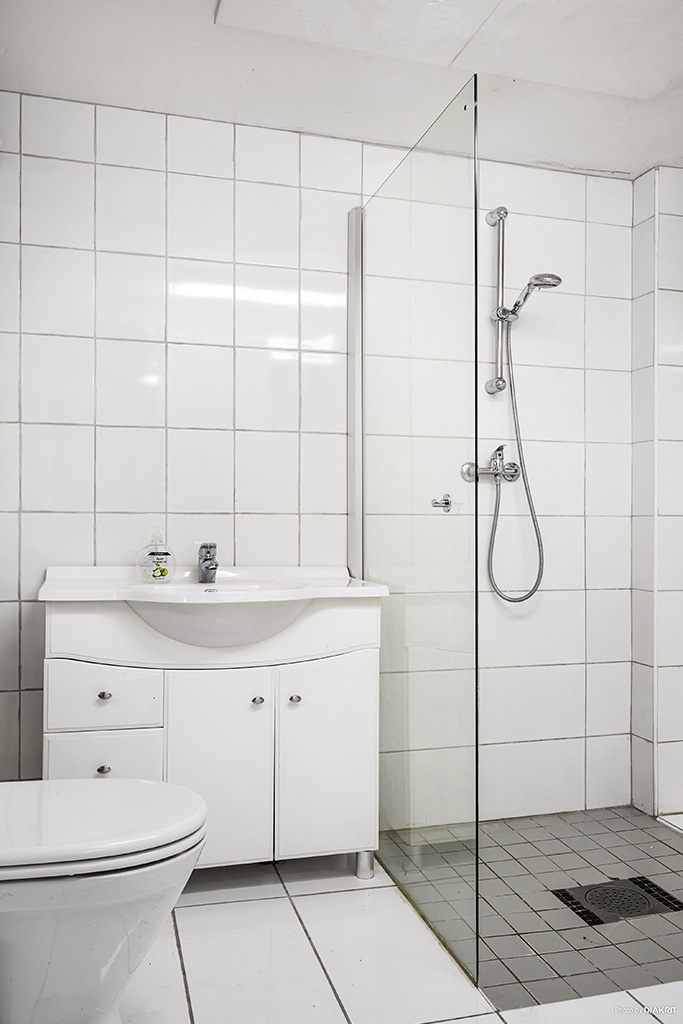 Helkaklat badrum i källaren