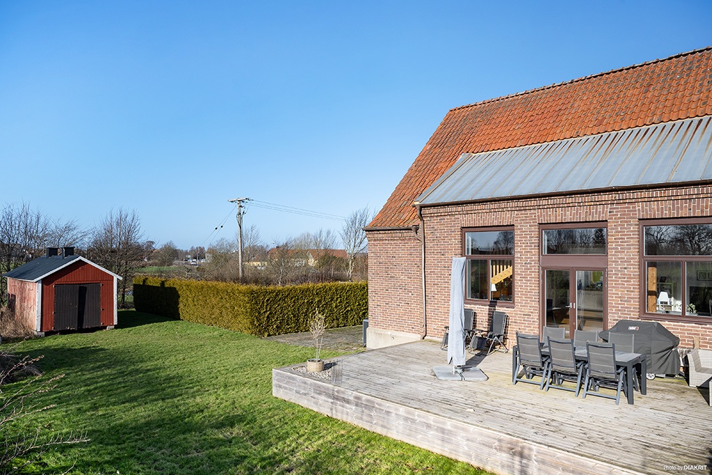 Trädäck, trädgård och förråd