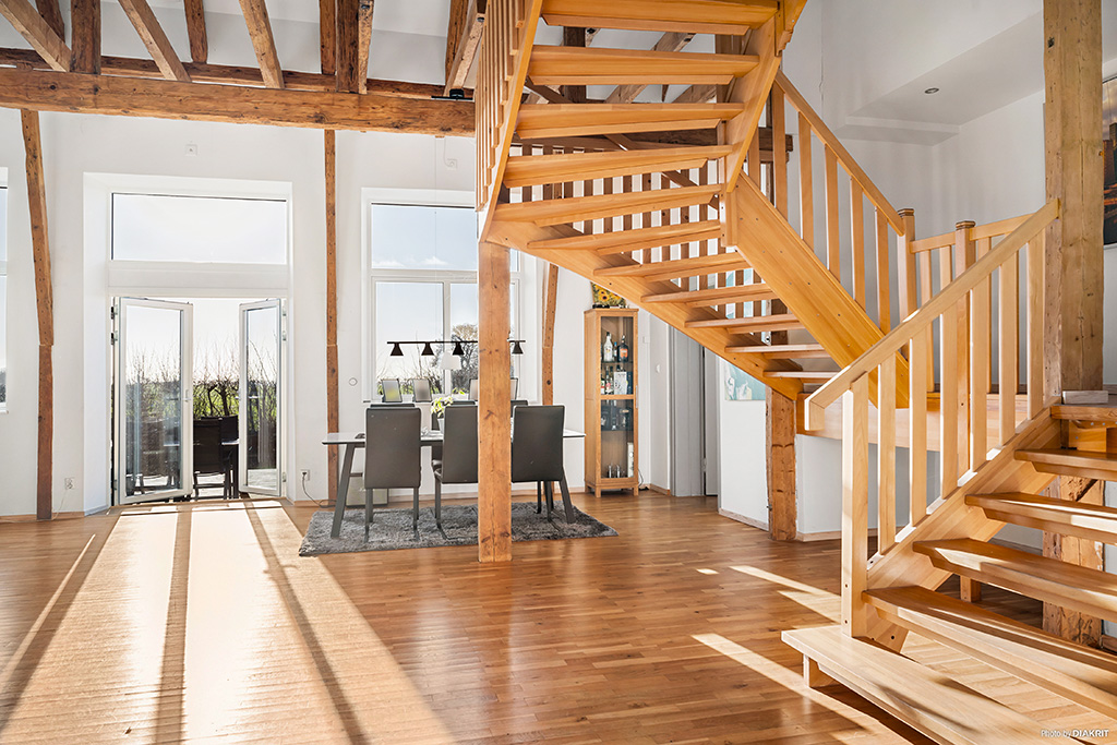 Vardagsrum med pardörrar mot trädäck