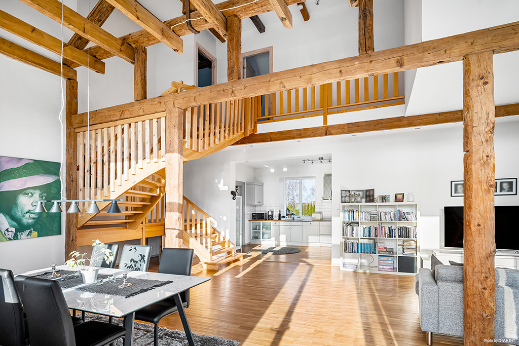 Vardagsrum med sex meter i takhöjd