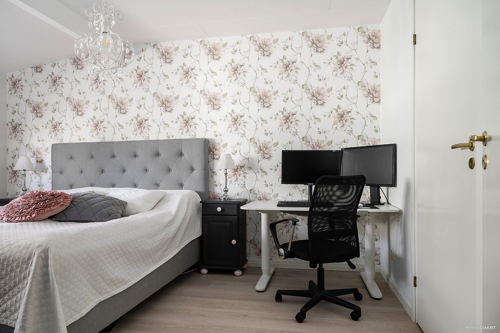 Sovrum 1 med klädkammare