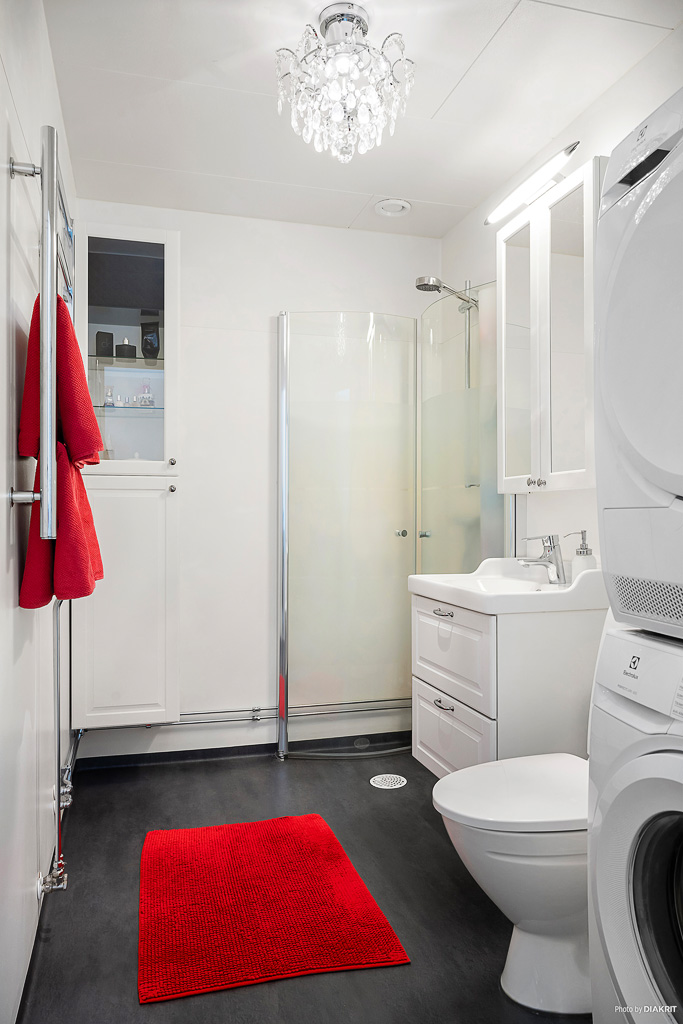 Badrum med tvätt och tork