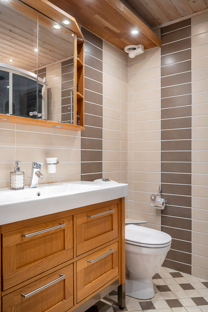 Badrum med duschkabin