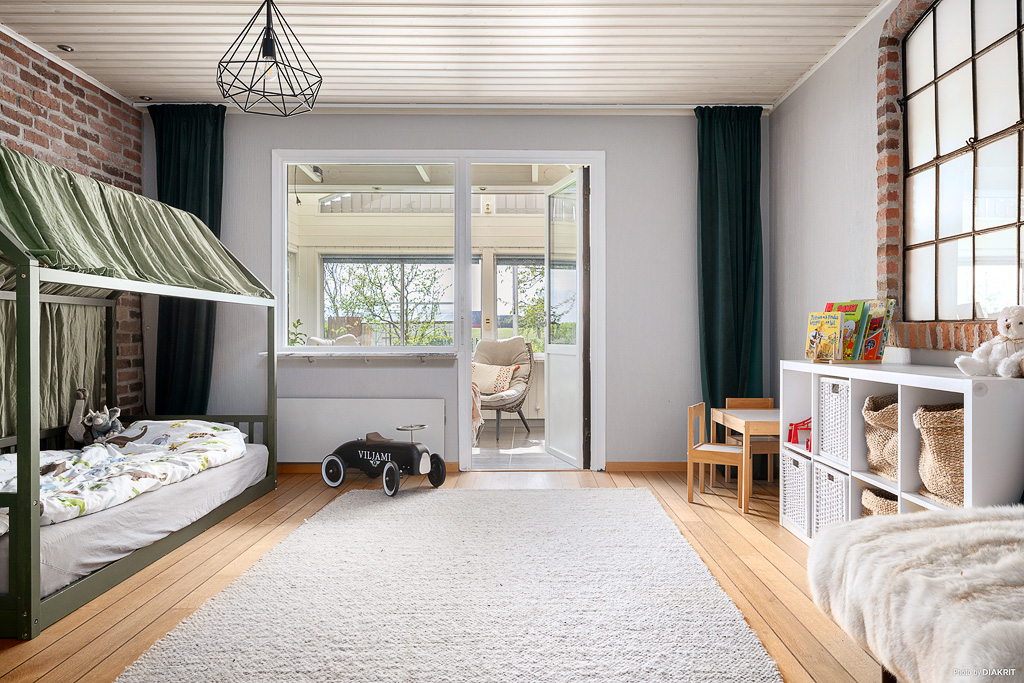 Sovrum/allrum med utgång till uterum