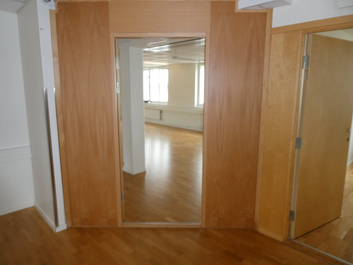 Från entré till stort kontorsrum