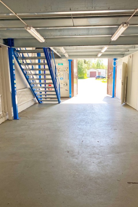 Förråd med stor port