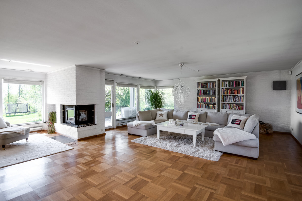 Vardagsrum med öppen spis